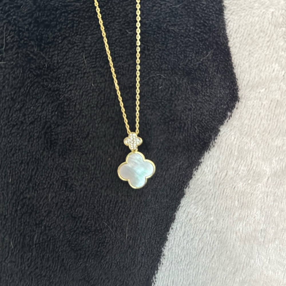 Beautiful mother of pearl for van cleef & arpels lovers gold necklace.
